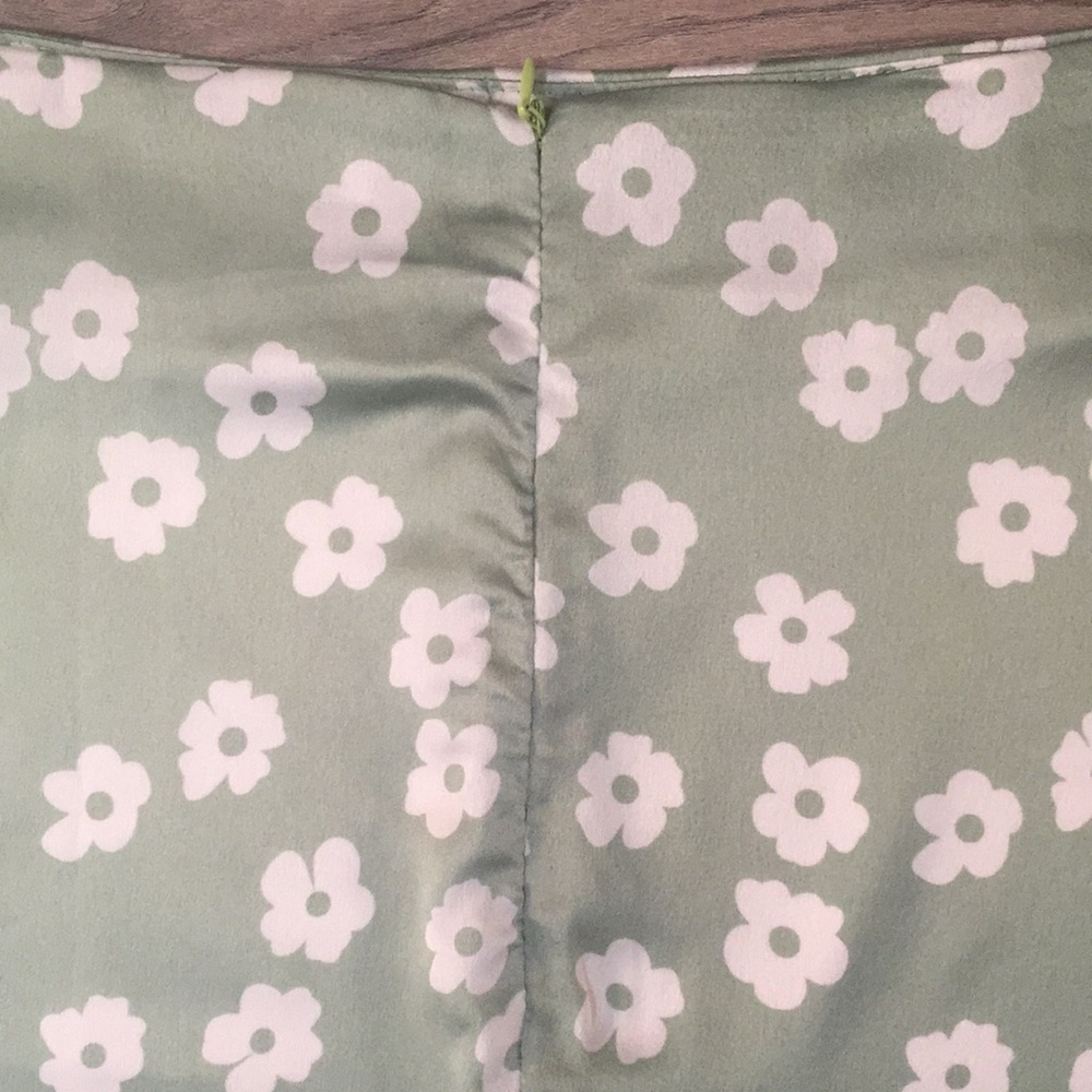 Princess Polly looks like Green mini satin skirt. - Picture 3 of 12